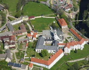 Letecký pohled na jádro kláštera v létě 2009