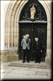 P. Ivo a P. Xaver před klášterním kostelem r. 1991
