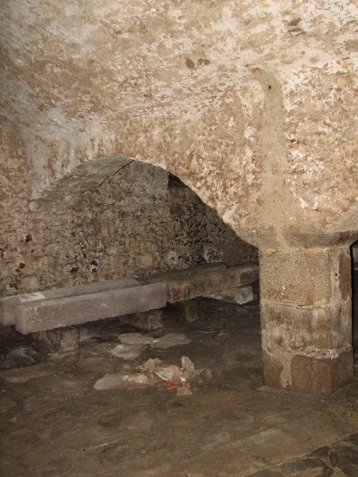 Kamenná úložiště sudů v historických sklepích kláštera Kamenná úložiště sudů v historických sklepích kláštera