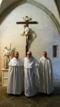 Foto o. převora s oslavenci: br. Robert zleva, br. Dominik (Jan) zprava